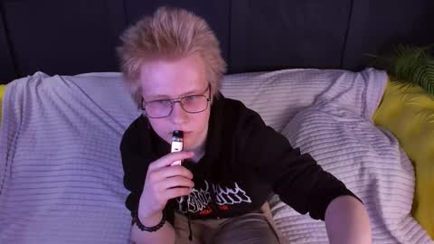 Snapshot of gekz_eles chatting on March 18, 2:42 pm GEKZ online show from March 18, 2:42 pm