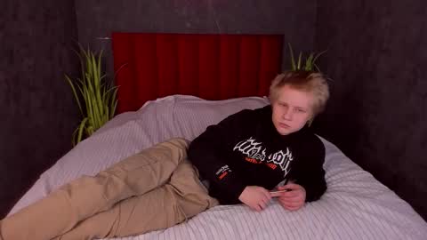 Snapshot of gekz_eles chatting on March 19, 3:27 pm GEKZ online show from March 19, 3:27 pm