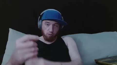 Snapshot of genitalwars chatting on December 18, 4:07 am genitalwars online show from December 18, 4:07 am