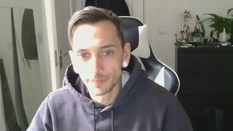 Snapshot of georgek0011 chatting on February 27, 2:50 pm georgek0011 online show from February 27, 2:50 pm