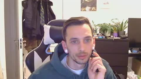 Snapshot of georgek0011 chatting on March 5, 2:51 am georgek0011 online show from March 5, 2:51 am