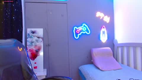 Snapshot of georgesmith_1 chatting on January 28, 2:21 am GEORGE online show from January 28, 2:21 am