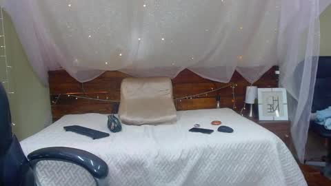 Snapshot of georgesmith_1 chatting on February 5, 3:23 am GEORGE online show from February 5, 3:23 am