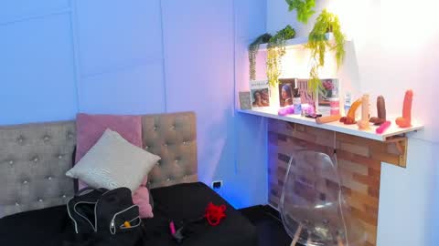 Snapshot of georgina_coule chatting on December 21, 12:06 pm Georgina Coule online show from December 21, 12:06 pm