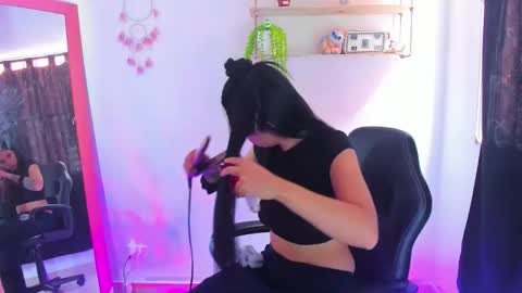 giaaaa   online show from February 5, 6:23 pm