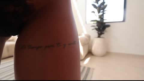 Snapshot of gia_curly chatting on May 18, 1:17 pm Leo online show from May 18, 1:17 pm