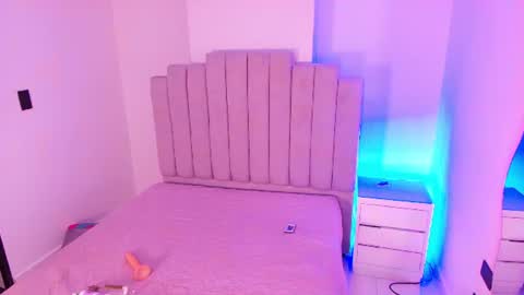 Snapshot of gia_roux_ chatting on June 13, 7:12 pm gia_roux_ online show from June 13, 7:12 pm