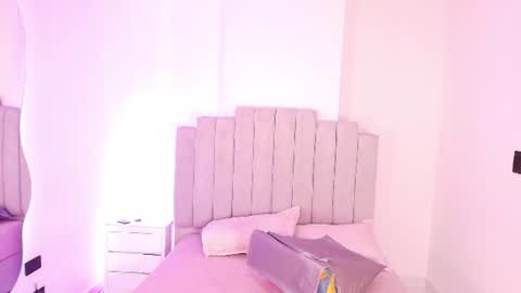 Snapshot of gia_roux_ chatting on June 16, 7:16 pm gia_roux_ online show from June 16, 7:16 pm