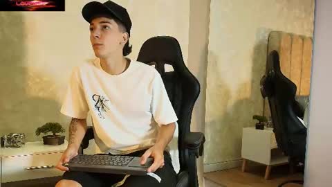 Snapshot of gian_rossii chatting on June 12, 5:34 pm GIAN online show from June 12, 5:34 pm