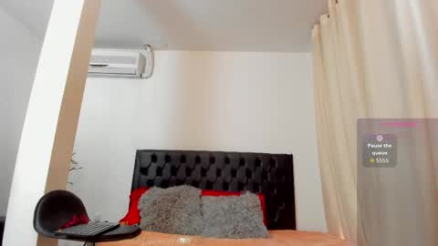 Snapshot of giana_gill chatting on June 2, 11:23 am Giana online show from June 2, 11:23 am