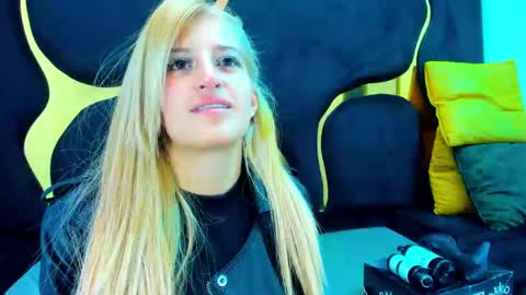 GiaRoussel online show from December 19, 3:19 pm