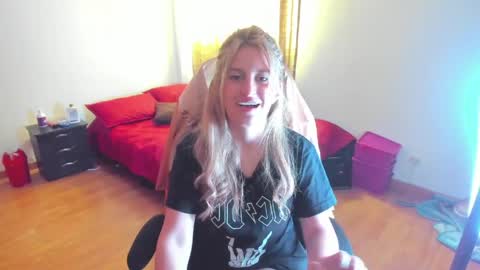 Snapshot of giaroussel chatting on April 6, 2:40 pm GiaRoussel online show from April 6, 2:40 pm