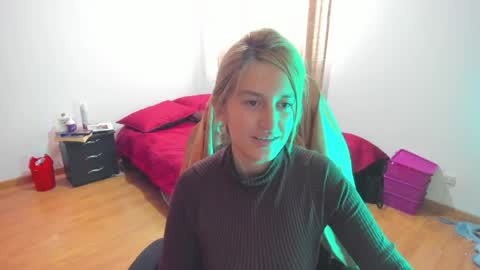 Snapshot of giaroussel chatting on April 7, 4:07 pm GiaRoussel online show from April 7, 4:07 pm