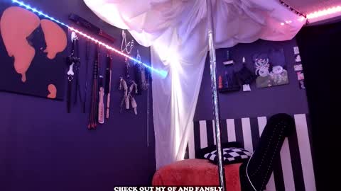 Snapshot of gigglemethis22 chatting on December 15, 6:23 pm Giggles online show from December 15, 6:23 pm