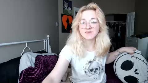 Giggles online show from June 12, 2:32 am
