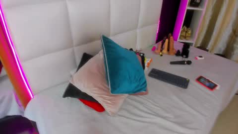 Gigi  online show from July 27, 11:39 am