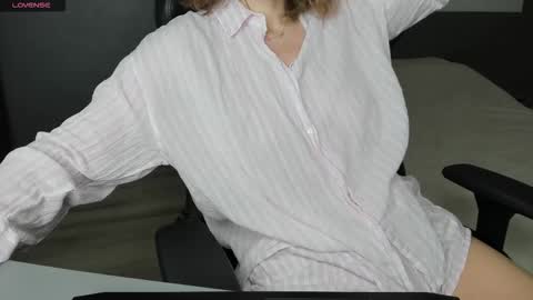 gigihadd online show from December 1, 11:15 am