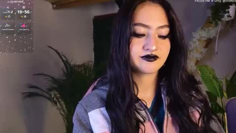 Snapshot of gigii_hadiidd chatting on September 18, 8:11 pm Gisel online show from September 18, 8:11 pm