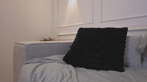 Giigii Hadid  online show from June 19, 7:06 pm