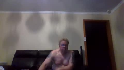 Snapshot of gimmmieoooo chatting on October 16, 9:10 am gimmmieoooo online show from October 16, 9:10 am