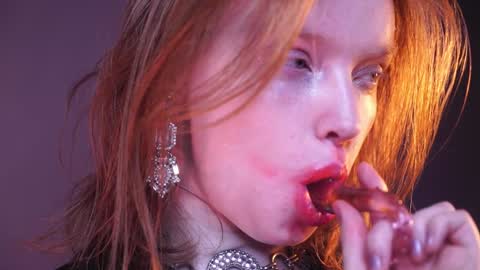 Snapshot of ginger_hugs chatting on December 28, 1:08 am im expecting 350 thumbs up on my altar online show from December 28, 1:08 am