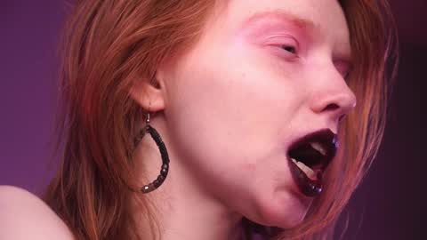 Snapshot of ginger_hugs chatting on January 3, 1:05 am im expecting 350 thumbs up on my altar online show from January 3, 1:05 am