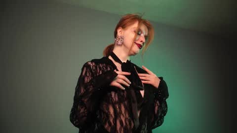 Snapshot of ginger_hugs chatting on January 4, 10:13 pm im expecting 350 thumbs up on my altar online show from January 4, 10:13 pm