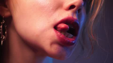 Snapshot of ginger_hugs chatting on January 6, 1:09 am im expecting 350 thumbs up on my altar online show from January 6, 1:09 am