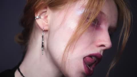 Snapshot of ginger_hugs chatting on February 3, 10:11 pm im expecting 350 thumbs up on my altar online show from February 3, 10:11 pm