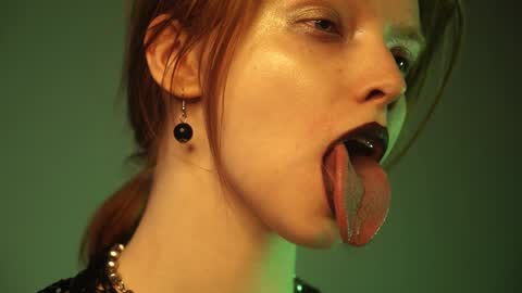 Snapshot of ginger_hugs chatting on February 26, 1:11 am im expecting 350 thumbs up on my altar online show from February 26, 1:11 am