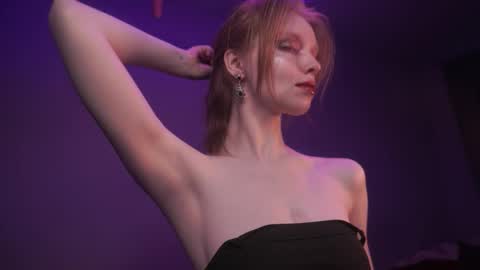 Snapshot of ginger_hugs chatting on December 15, 10:14 pm im expecting 350 thumbs up on my altar online show from December 15, 10:14 pm