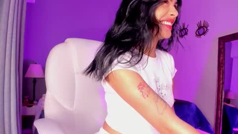 Snapshot of giovanna_oliveira chatting on November 28, 5:43 am Giovanna online show from November 28, 5:43 am