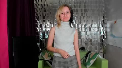 Snapshot of girl_next_doorr chatting on December 24, 6:28 pm girl_next_doorr online show from December 24, 6:28 pm