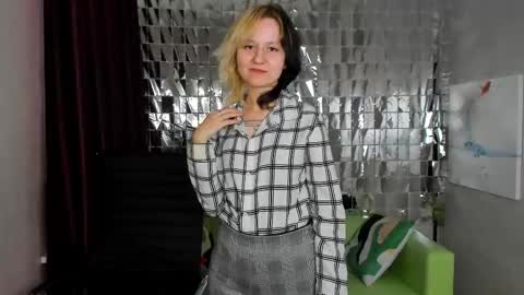 Snapshot of girl_next_doorr chatting on December 25, 3:17 pm girl_next_doorr online show from December 25, 3:17 pm