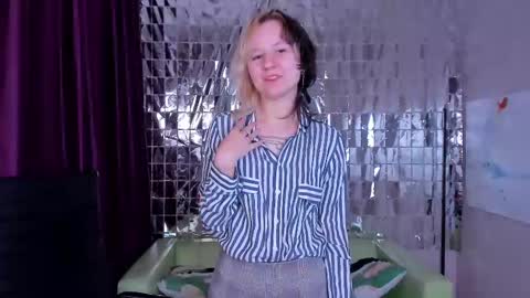 Snapshot of girl_next_doorr chatting on December 27, 12:45 pm girl_next_doorr online show from December 27, 12:45 pm