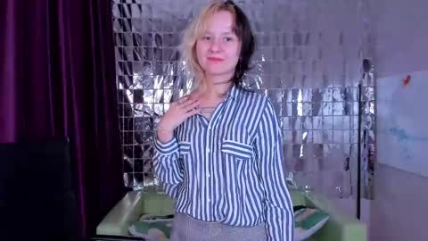 Snapshot of girl_next_doorr chatting on December 27, 3:59 pm girl_next_doorr online show from December 27, 3:59 pm