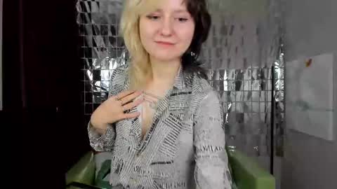 Snapshot of girl_next_doorr chatting on December 29, 6:05 pm girl_next_doorr online show from December 29, 6:05 pm
