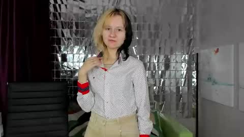Snapshot of girl_next_doorr chatting on January 3, 12:19 pm girl_next_doorr online show from January 3, 12:19 pm