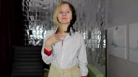 Snapshot of girl_next_doorr chatting on January 3, 3:22 pm girl_next_doorr online show from January 3, 3:22 pm
