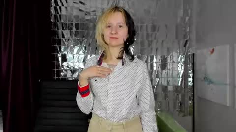 Snapshot of girl_next_doorr chatting on January 3, 6:24 pm girl_next_doorr online show from January 3, 6:24 pm