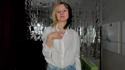 Snapshot of girl_next_doorr chatting on January 4, 12:27 pm girl_next_doorr online show from January 4, 12:27 pm