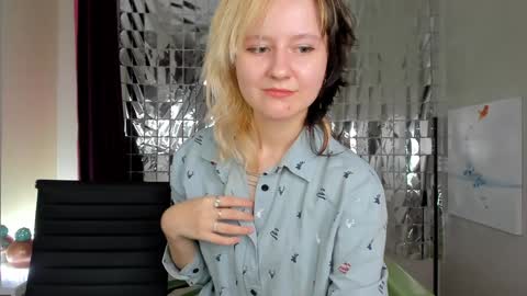 Snapshot of girl_next_doorr chatting on January 5, 4:59 pm girl_next_doorr online show from January 5, 4:59 pm