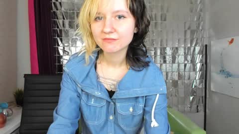 Snapshot of girl_next_doorr chatting on January 12, 6:49 pm girl_next_doorr online show from January 12, 6:49 pm