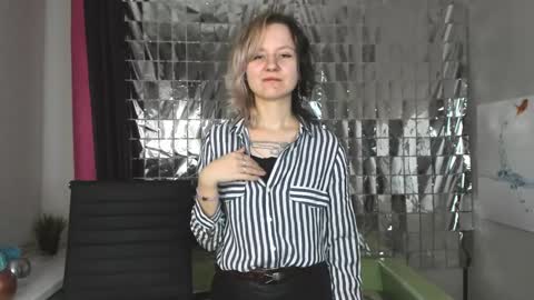 Snapshot of girl_next_doorr chatting on January 18, 12:26 pm girl_next_doorr online show from January 18, 12:26 pm