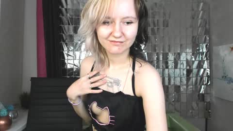 Snapshot of girl_next_doorr chatting on January 18, 3:27 pm girl_next_doorr online show from January 18, 3:27 pm
