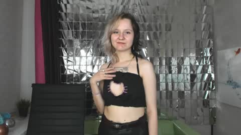 Snapshot of girl_next_doorr chatting on January 18, 6:32 pm girl_next_doorr online show from January 18, 6:32 pm
