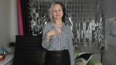 Snapshot of girl_next_doorr chatting on January 19, 3:53 pm girl_next_doorr online show from January 19, 3:53 pm