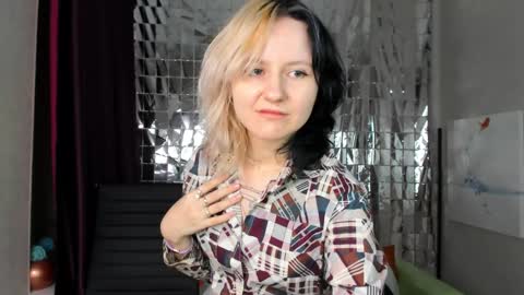 Snapshot of girl_next_doorr chatting on January 25, 12:16 pm girl_next_doorr online show from January 25, 12:16 pm