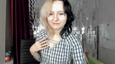 Snapshot of girl_next_doorr chatting on January 26, 12:01 pm girl_next_doorr online show from January 26, 12:01 pm