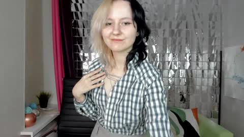 Snapshot of girl_next_doorr chatting on January 26, 3:03 pm girl_next_doorr online show from January 26, 3:03 pm